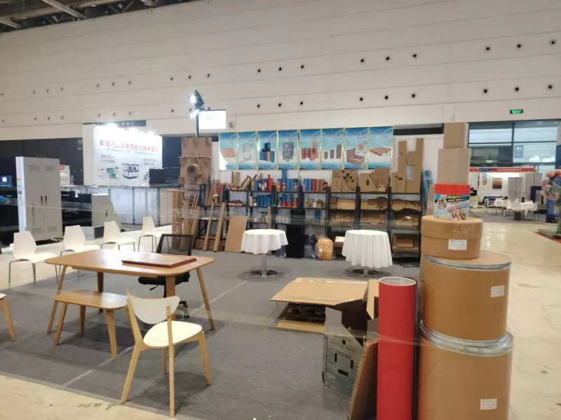 Yilida Hongdao Erakusketan debuta egiten du